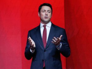 Andrea Giambruno con il microfono durante un intervento