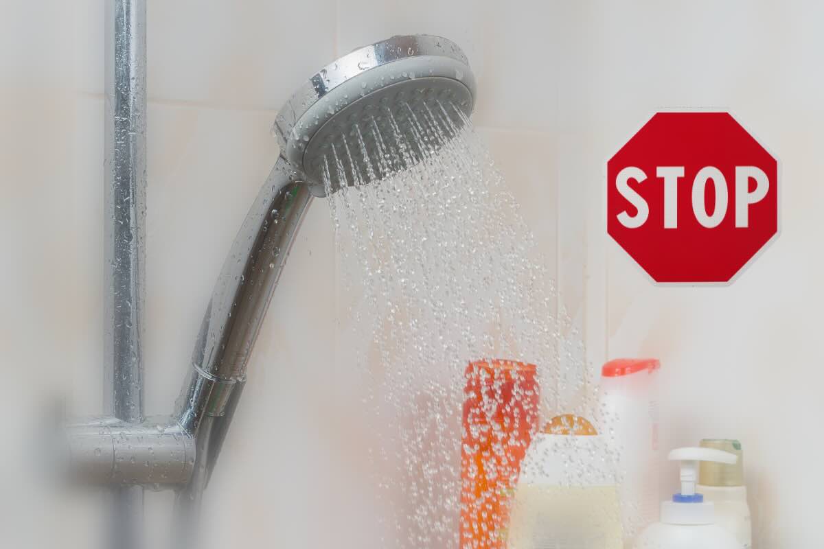 doccia e segnale stop 