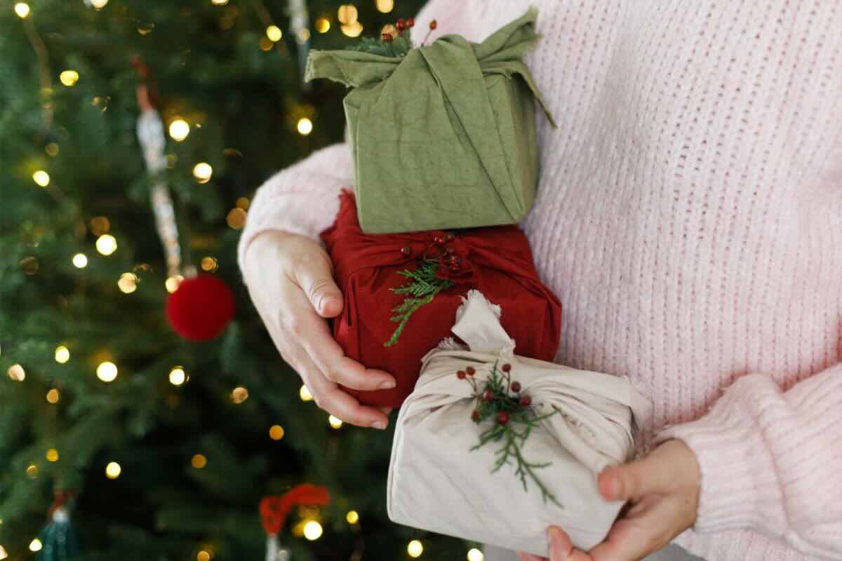 Donna con 3 pacchetti regalo