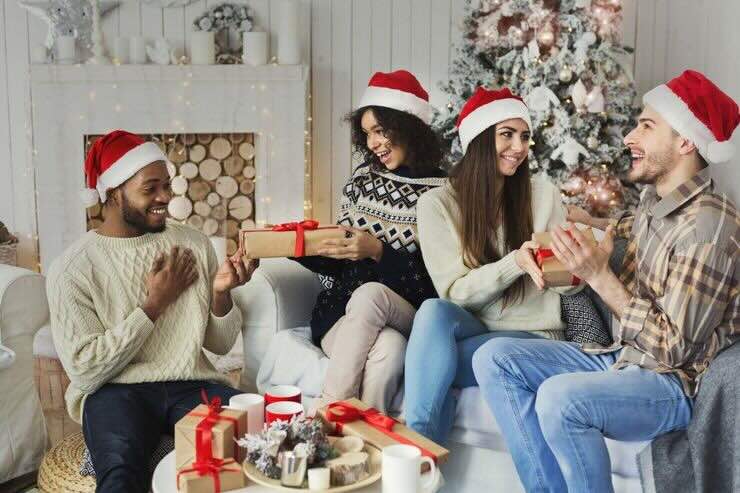 Amici si scambiano regali, clima natalizio 