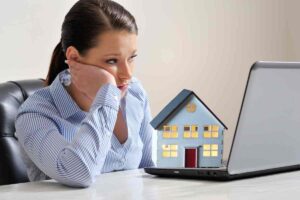 Donna sconsolata al pc