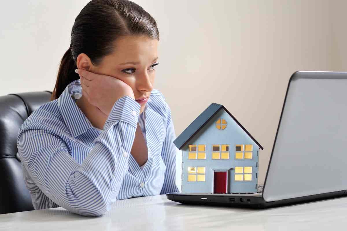 Donna sconsolata al pc