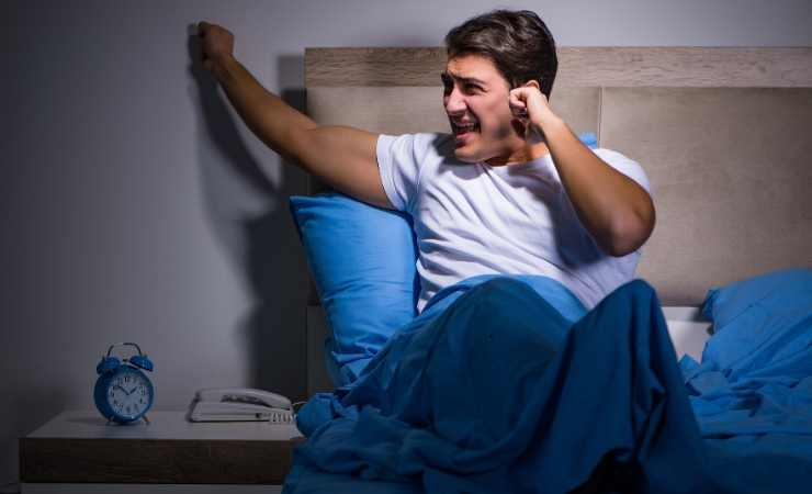 Uomo arrabbiato che batte nel muro