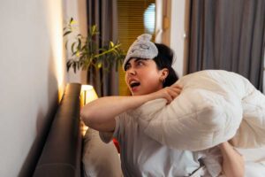 Donna arrabbiata che bussa nel muro