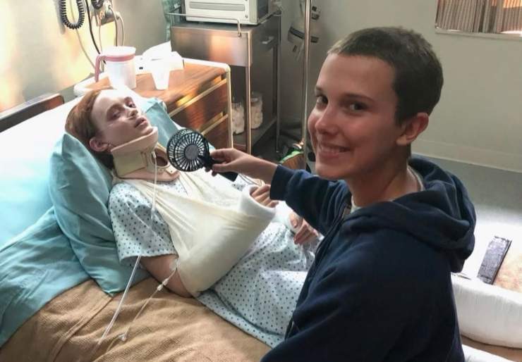 Millie Bobby Brown e Sadie Sink sul set di Stranger Things