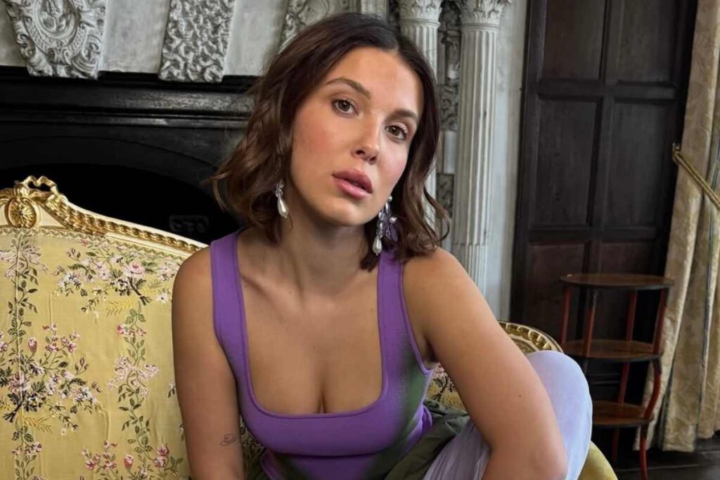 Millie Bobby Brown in posa, seduta su un divano