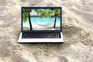 Computer sulla sabbia