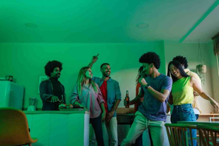 Ragazzi ballano in casa