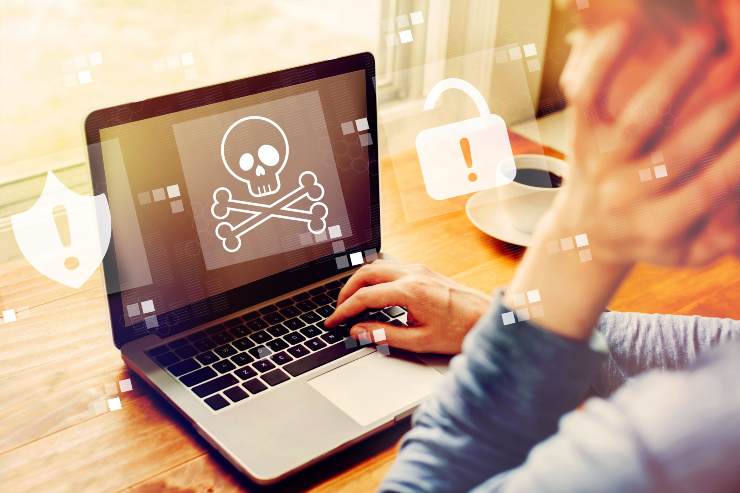 teschio sullo schermo del computer