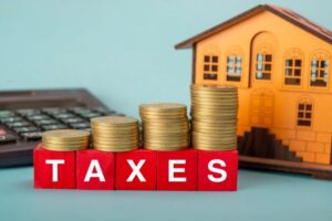 casetta in miniatura monete e calcolatrice