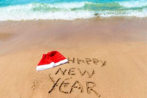 spiaggia caraibica con scritta buon anno sulla sabbia
